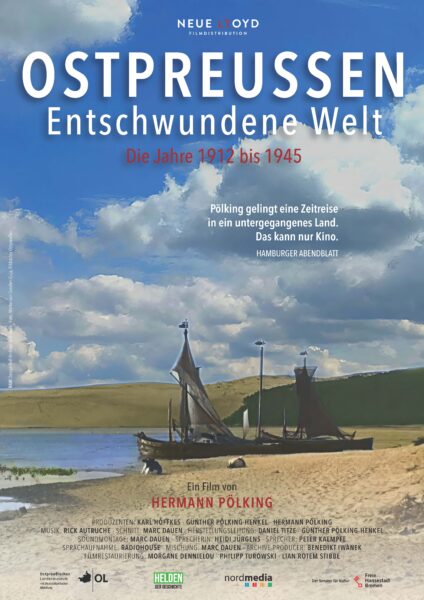 Filmplakat zum Dokumentarfilm „Ostpreußen – Entschwundene Welt“ von Hermann Pölking. Zu sehen ist eine historische Szene mit Segelbooten am Ufer unter einem weiten Himmel mit Wolken. Der Titel ist groß in Weiß und Blau gehalten, darunter der Untertitel „Die Jahre 1912 bis 1945“ in Rot. Ein Zitat des Hamburger Abendblatts hebt die filmische Zeitreise hervor. Unten sind die Mitwirkenden und Förderer des Films genannt.