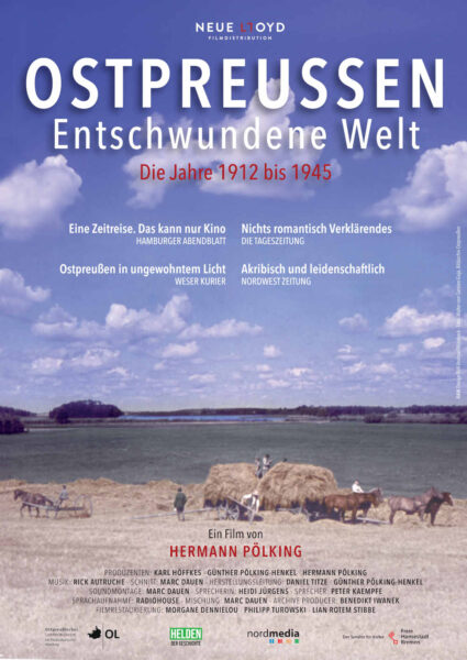 Filmplakat zum Dokumentarfilm „Ostpreußen – Entschwundene Welt“ von Hermann Pölking. Zu sehen ist eine historische Szene mit Segelbooten am Ufer unter einem weiten Himmel mit Wolken. Der Titel ist groß in Weiß und Blau gehalten, darunter der Untertitel „Die Jahre 1912 bis 1945“ in Rot. Ein Zitat des Hamburger Abendblatts hebt die filmische Zeitreise hervor. Unten sind die Mitwirkenden und Förderer des Films genannt.